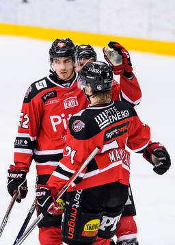 Piteås Petter Mäkitalo (h) jublar
