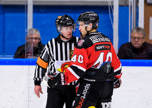 Domare Tomas Öberg pratar med Piteås Magnus Isaksson