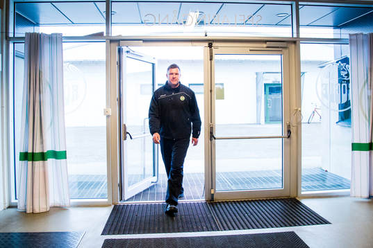 Rögles assisterande tränare Patrik Ross kommer in på