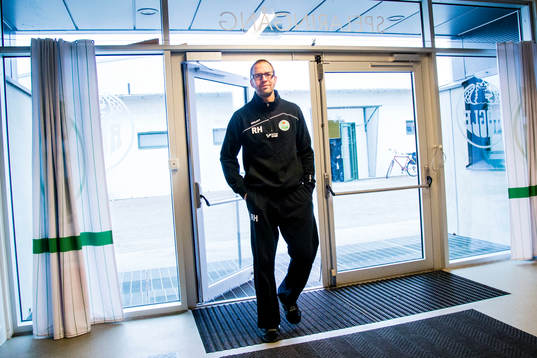 Rögles assisterande tränare Roger Hansson kommer in på