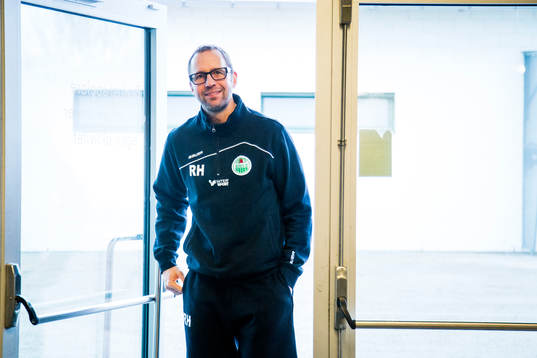 Rögles assisterande tränare Roger Hansson kommer in på