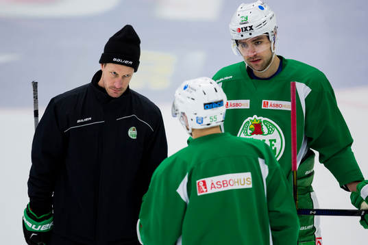 Rögles målvaktstränare Magnus Wennström i diskussion