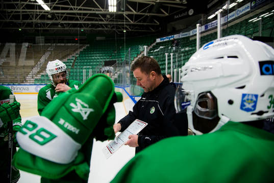 Rögles assisterande tränare Patrik Ross instruerar spelare