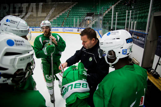 Rögles assisterande tränare Patrik Ross instruerar spelare