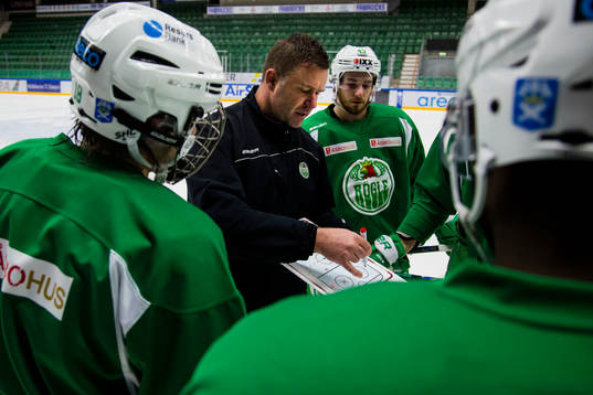 Rögles assisterande tränare Patrik Ross instruerar spelare