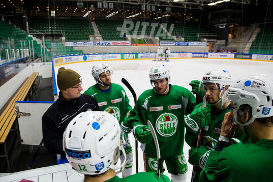 Rögles tränare Anders Eldebrink instruerar spelare