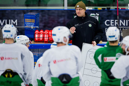 Rögles tränare Anders Eldebrink instruerar spelare