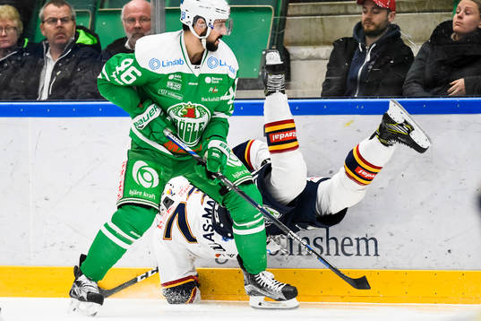 Rögles Kevin Marshall och Djurgårdens Adam Ollas Mattsson