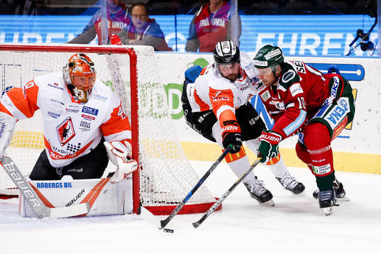 Frölundas Sean Bergenheim oroar Karlskronas målvakt Johan