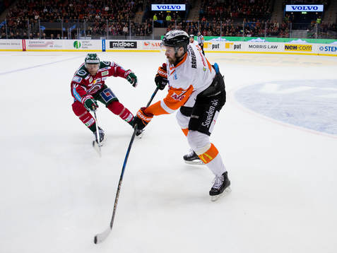 Karlskronas Mattias Karlsson mot Frölundas Sean Bergenheim