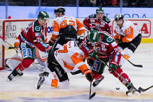 Frölundas Joel Lundqvist i kamp om pucken med Karlskronas