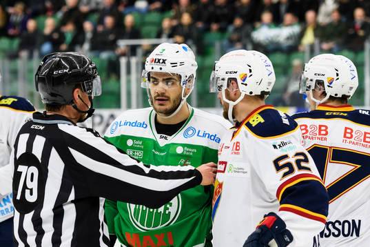 Rögles Almen Bibic och Djurgårdens Mikael Ahlén i samtal