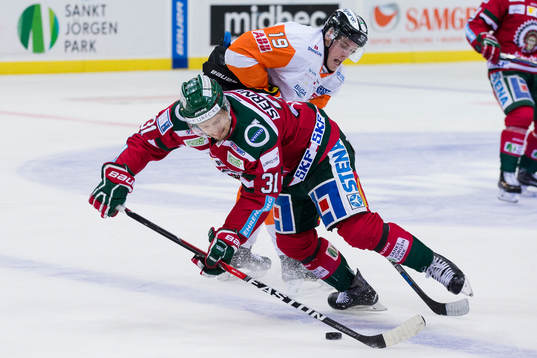 Frölundas Nicklas Lasu tacklas av Karlskronas Kristoffer