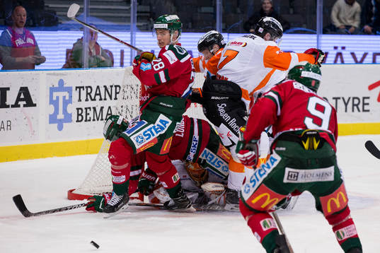 Frölundas Johan Sundström och Joel Lundqvist i kamp om