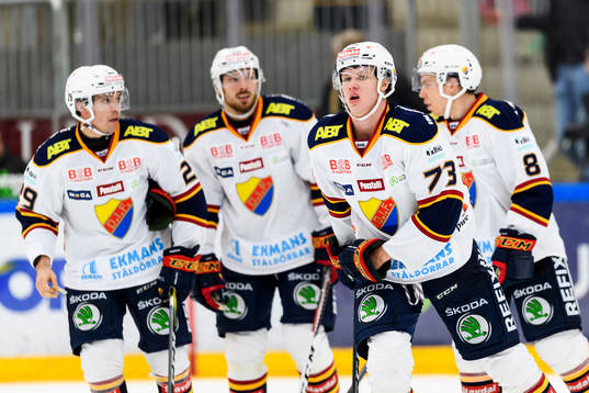 Djurgårdens spelare jublar feer 1-3 av Patrik Lundh (ej i