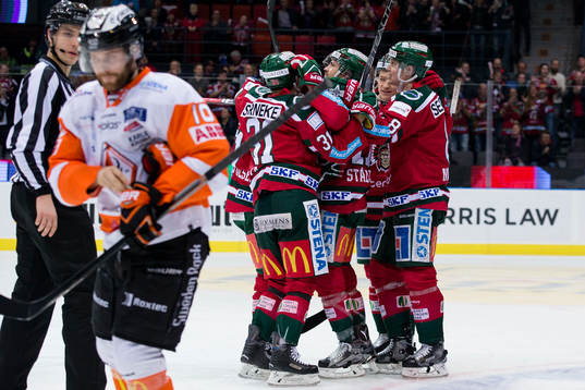 Frölundas Sebastian Stålberg jublar och omfamnas