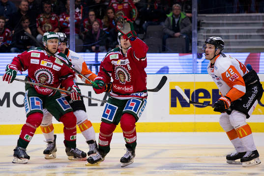 Frölundas Henrik Tömmernes fångar pucken med handsken