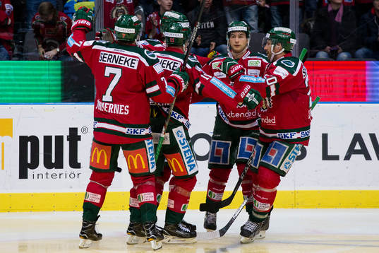 Frölundas Johan Sundström omfamnas