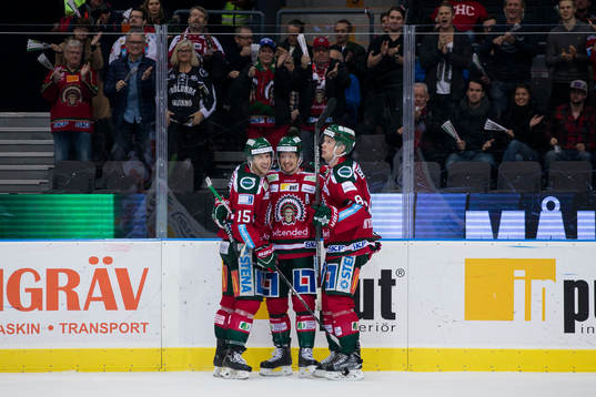 Frölundas Nicklas Lasu jublar ihop med Matt Donovan och