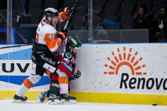 Karlskronas Niklas Arell tacklar Frölundas Robin Figren