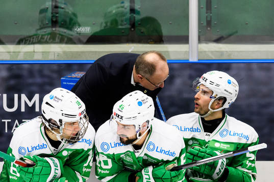 Rögles tränare Anders Eldebrink pratar med Dominik Granak