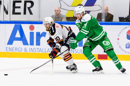 Djurgårdens Jeff Tambellini i kamp om pucken med Rögles