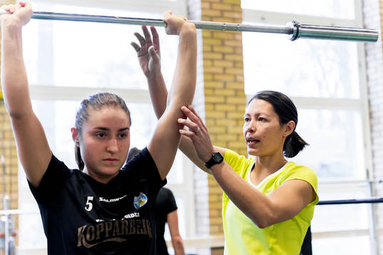 Irvina Bajramovic får instruktioner av fystränare Jane