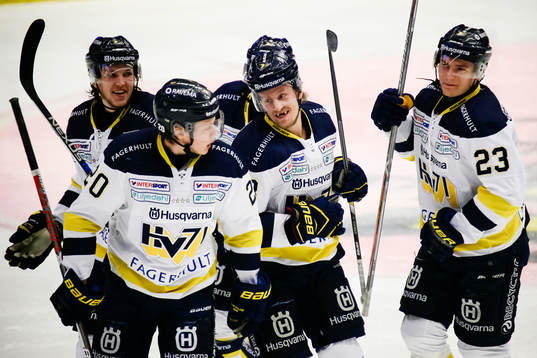 s Oscar Sundh , Lawrence Pilut och Lias Andersson jublar