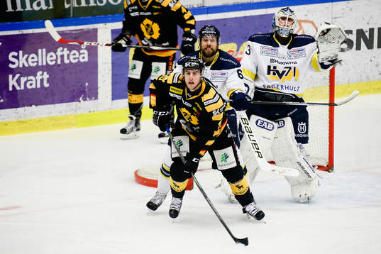 s Christoffer Persson och målvakt Fredrik