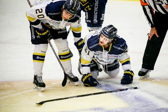 Hv71 Mattias Tedenby  och Lawrence Pilut