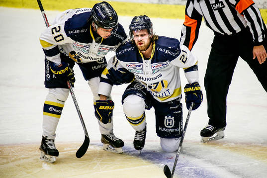 Hv71 Mattias Tedenby  och Lawrence Pilut