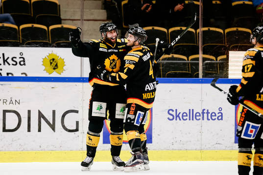 Skellefteås Johan Alm jublar