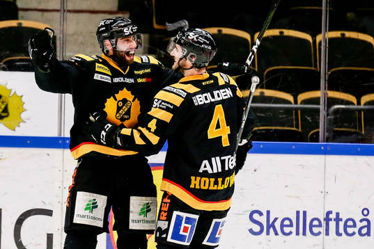 Skellefteås Johan Alm och Bud Holloway jublar