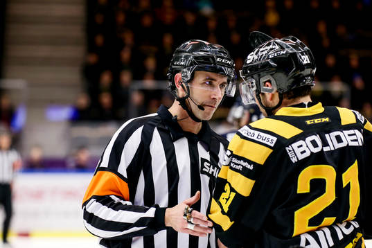 Skellefteås Jimmie Ericsson samtalar med domaren Linus