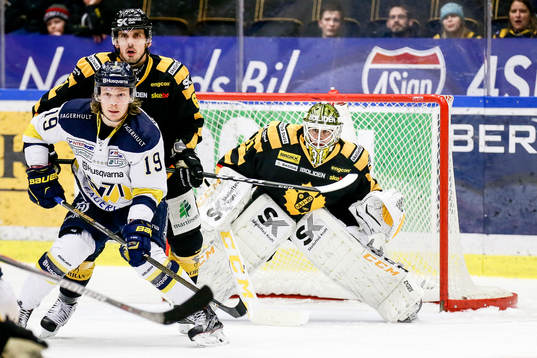 Skellefteås Fredrik Lindgren och målvakt Joni Ortio