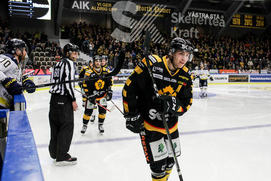 Skellefteås Pär Lindholm  jublar