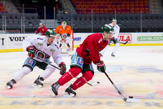 Frölundas Casey Wellman med pucken jagad av Matt Donovan