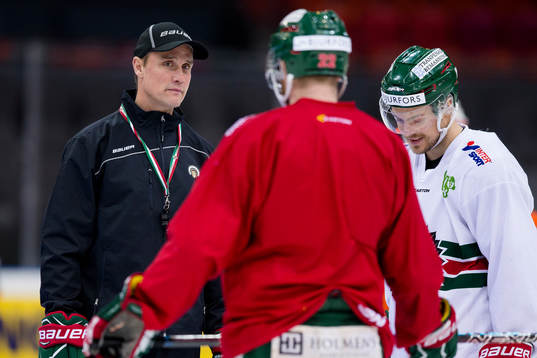 Frölundas tränare Roger Rönnberg pratar med Robin Figren