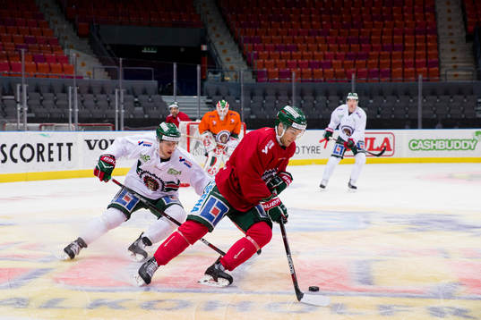 Frölundas Matt Donovan jagar Frölundas Casey Wellman