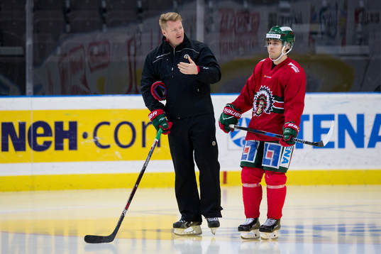 Assisterande tränare Pär Johansson med Mattias Nörstebö