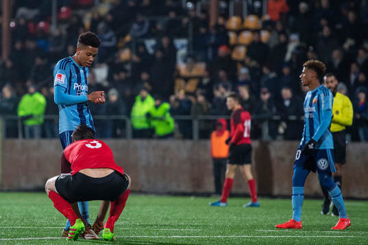 Djurgårdens Junior Zindoga fryser om händerna och får
