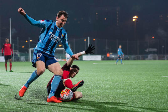 Djurgårdens Marcus Hansson får kontroll över bollen