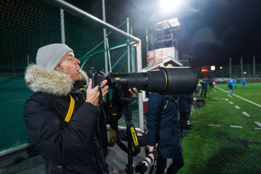 Djurgårdens Kerim Mrabti lånar en kamera