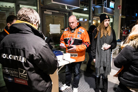 Besökare på väg in till ishockeymatchen i SHL mellan