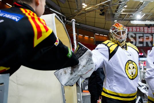 Brynäs målvakt Felix Sandström hälsar på en supporter
