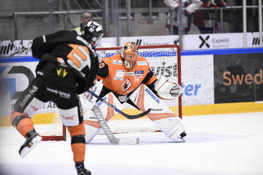 Karlskronas målvakt Johan Holmqvist innan ishockeymatchen