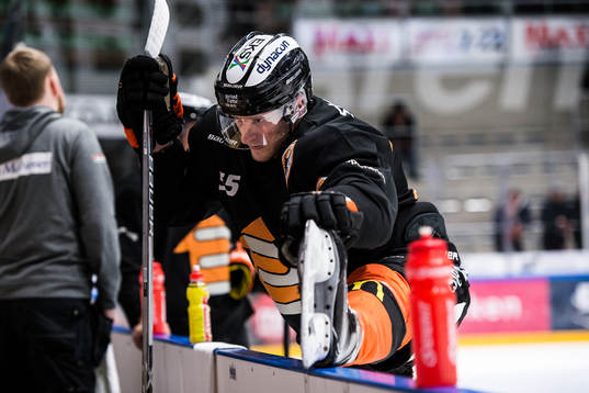 Karlskronas David Printz stretchar innan ishockeymatchen i