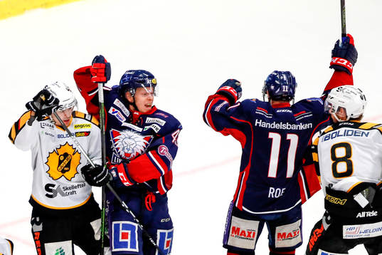 Linköpings Ken André Olimb och Garret Roe jublar