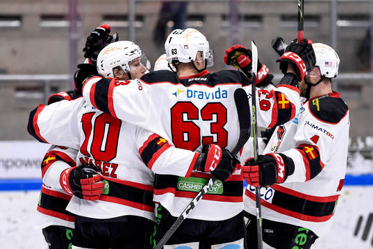 Malmö Redhawks Andreas Thuresson jublar med lagkamrater