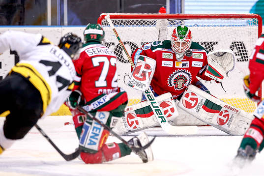 Brynäs Jacob Blomqvist skjuter mot Frölundas målvakt Dan